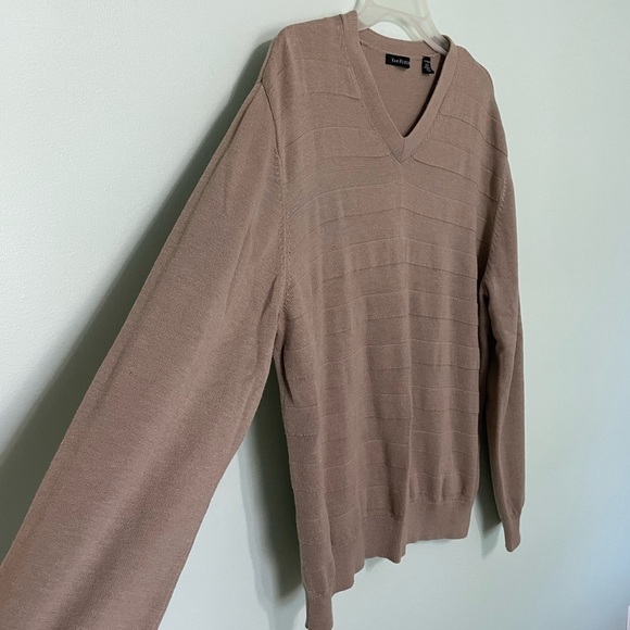 Lightweight and breathable material VanHeusen v-neck sweater size XL - Picture 2 of 6